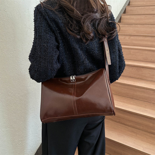 Niche design casual shoulder bag  autumn new commuter large capacity bag women's retro fashion tote bag