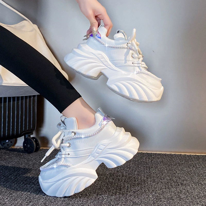 Корейская версия обуви папы с толстой подошвой для женщин 2024 осень новая повышенная кекс женская обувь маленькая повседневная спортивная маленькая белая обувь