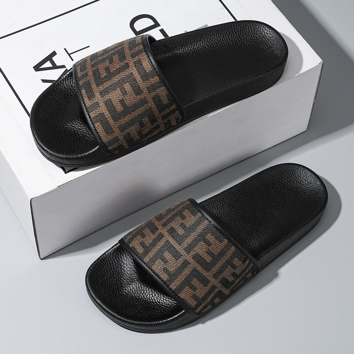 Летние мужские тапочки 2025 года, новые европейские и американские, для улицы, дома и универсальные нескользящие тапочки.