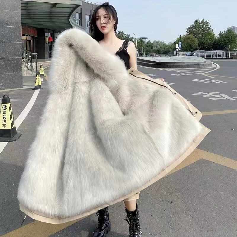 パーカー服の女性はミンクの内胆駱子毛の毛皮のコートの中の長い毛皮の一体のコートの冬のコートを取り外します。|undefined