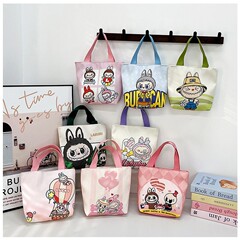 新商品の布布美爆姫のハンドバッグを持っています。