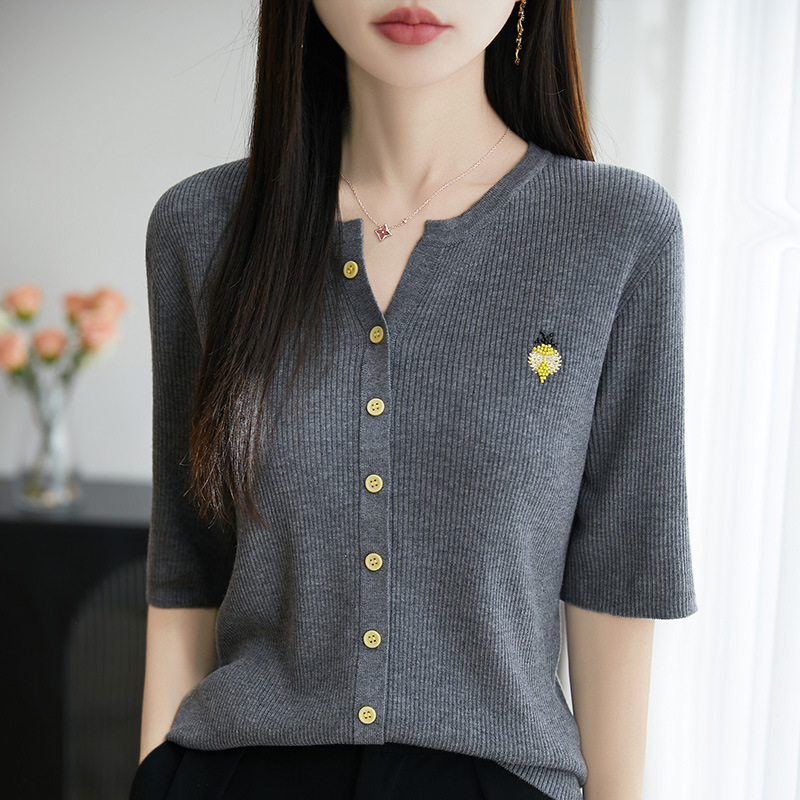 2025 Spring/Summer New Heavy Embroidery Beetle Polo Collar Slim Fit Versatile Top 2025 Spring/Summer New Heavy Embroidery Beetle Polo Collar Slim Fit Versatile Top