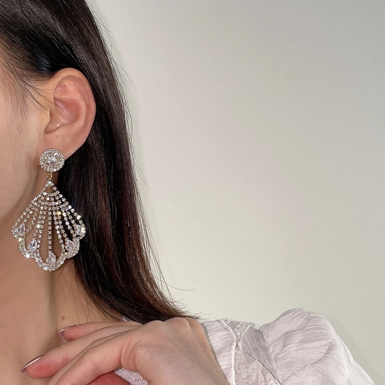 Luxury Full Diamond Fan-shaped Tassel Goddess Fashion Earrings display picture 3
