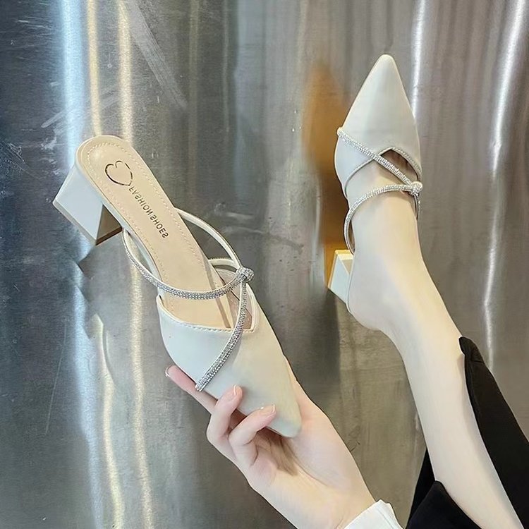 Tacones bajos con cabeza y media zapatillas para mujeres 2024 primavera y verano nueva moda diamante punta versátil con tacones gruesos para usar sandalias mueller