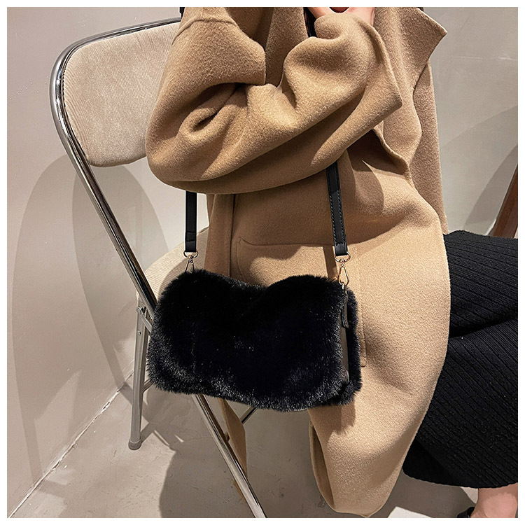 Bag 2021 New Plush Small Square Bag Simple Western Style Autumn And Winter Shoulder Textured Women 's Bag Fashionable Furry Crossbody Bag display picture 8