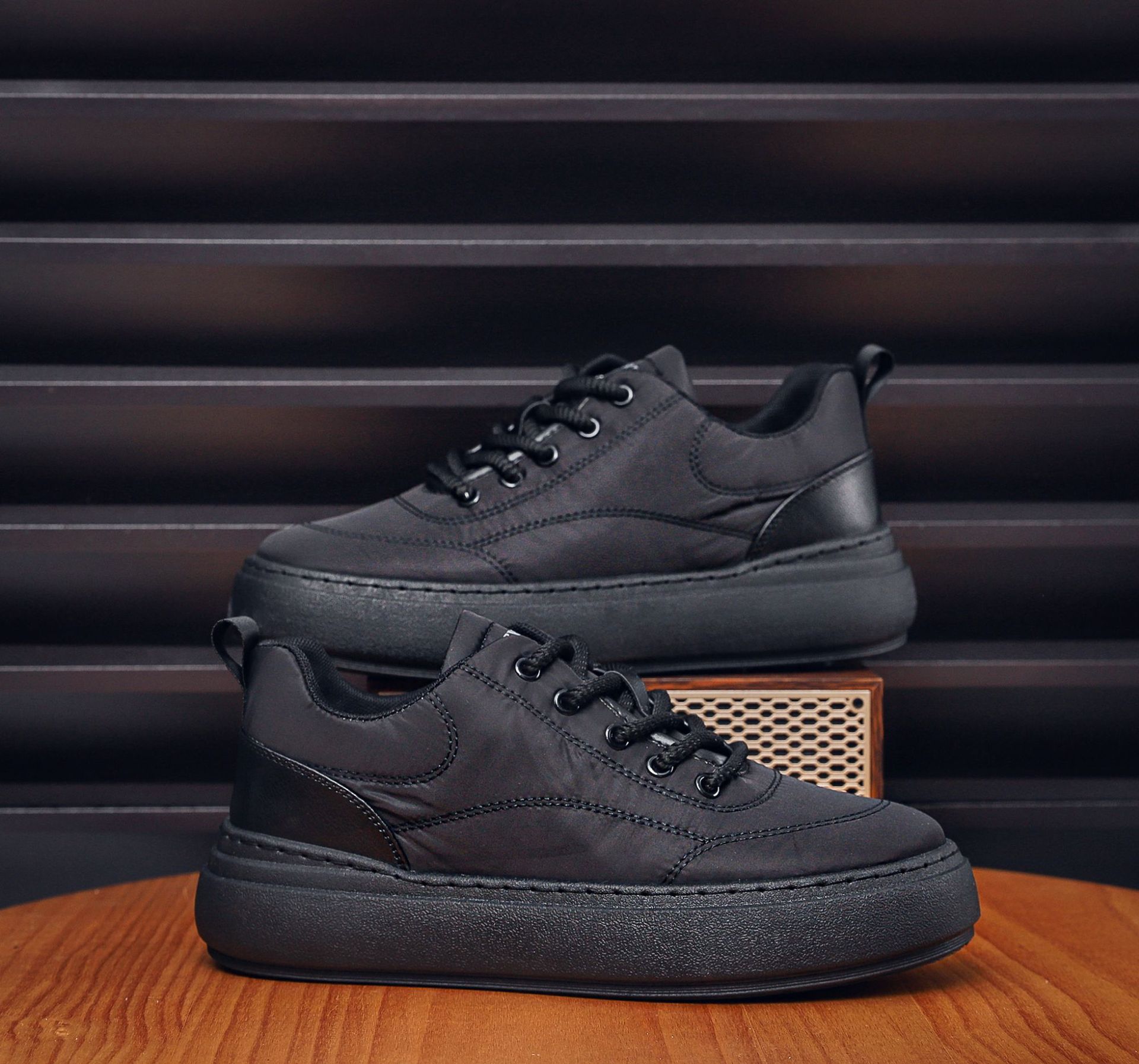 Otoño del este nueva luz de lujo de negocios de moda casual todo fósforo cómodo transpirable rebote suave inferior aumentó zapatilla de deporte al aire libre