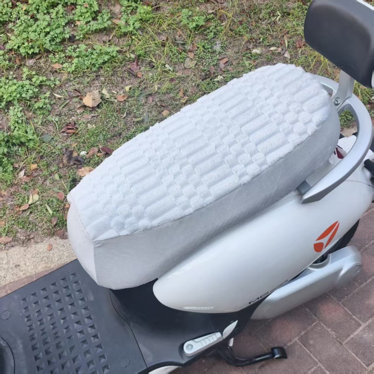 Cojín de asiento de vehículo eléctrico con pedales gruesos de lana cubierta de asiento de batería de motocicleta cubierta de asiento de motocicleta eléctrica cubierta de calor cubierta de invierno