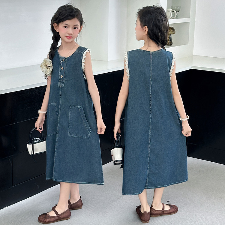 Fashionable summer denim skirt