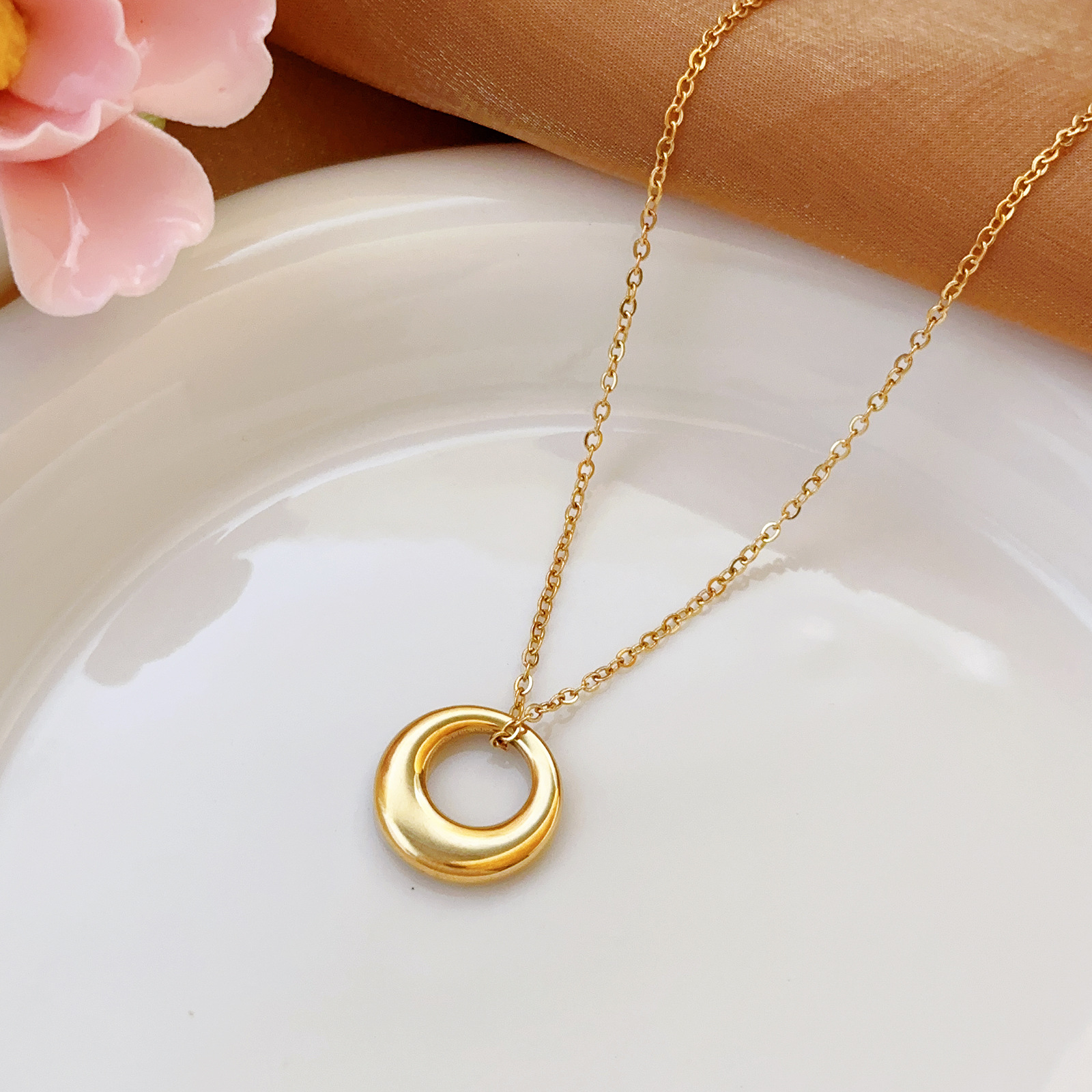 Collana elegante transfrontaliera che non sbiadisce, squisita, versatile, alla moda, leggera, lussuosa, in acciaio inossidabile, color oro, per clavicola._voghion.com