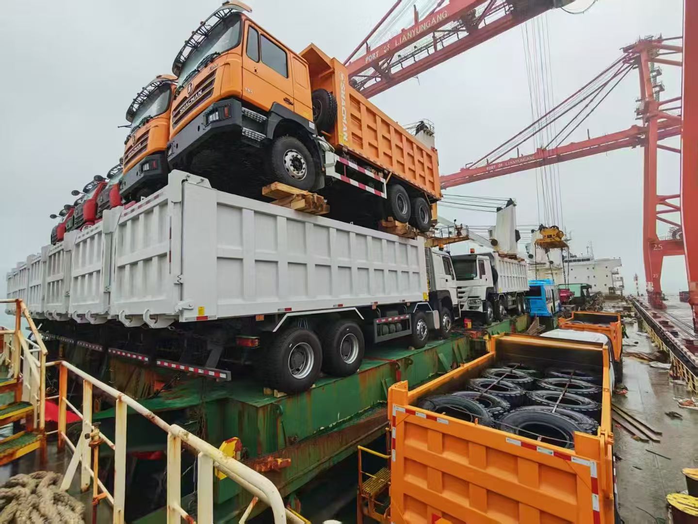 In-Stock Howo 6X4 Rear Eight-Wheel Dump Truck for Mining and Engineering, with Reinforced Cabin