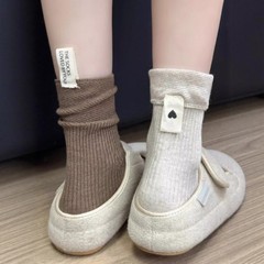 女性用白い靴下、春と秋のイントレンド韓国純綿ミッドカーフソックス、ヒール布ラベルパイルソックス、女性用秋と冬の綿の靴下