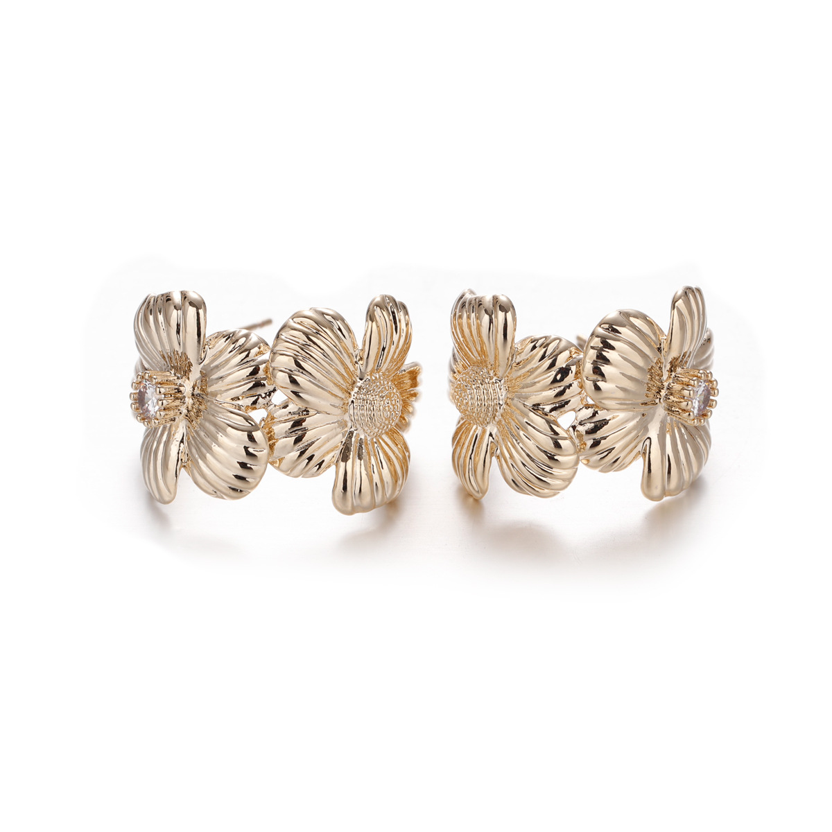 Moda europea y americana de alta calidad delicada pernos de flor incrustados con zircon otoño y invierno nuevo temperamento simple y versátil para mujeres