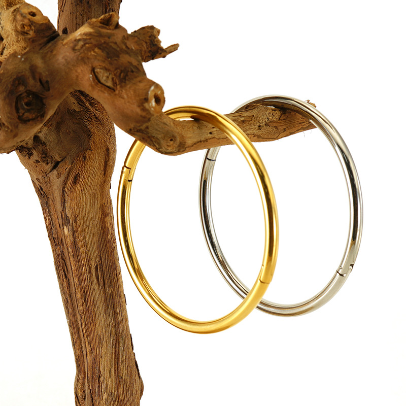 Pulsera redonda de acero de titanio con anillo liso y brillante, diseño de nicho simple, pulsera versátil de acero inoxidable, joyería de mano que no se decolora