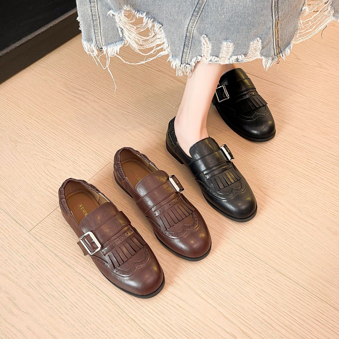 Damsko loafers i brittisk stil i läder med spänne och tofs_voghion.com