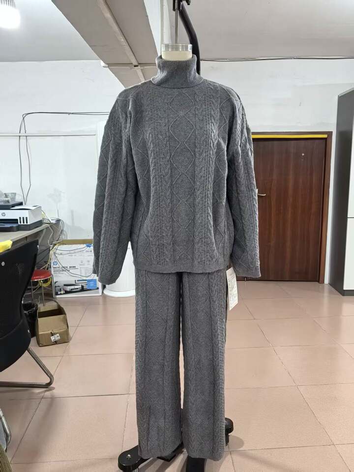 Bộ đôi dệt kim nữ gồm áo len cổ lọ họa tiết vặn thừng và quần ống rộng cạp cao, tay dài — Màu cà phê, Màu trắng, màu xám, màu đỏ chi tiết 3