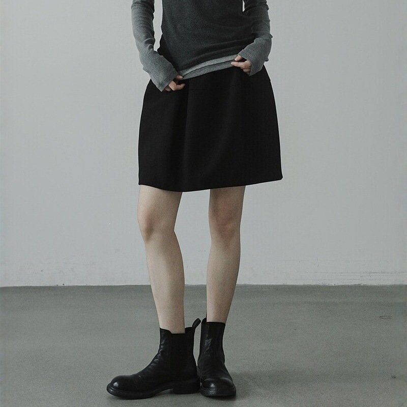 New autumn/winter Japanese-style retro high-waisted A-line skirt for women, featuring a slimming silhouette, a flowing umbrella-like design, and a casual, versatile short skirt