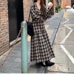 复古抽褶设计感V领格子宽松连衣裙女秋艺术感格纹度假长裙