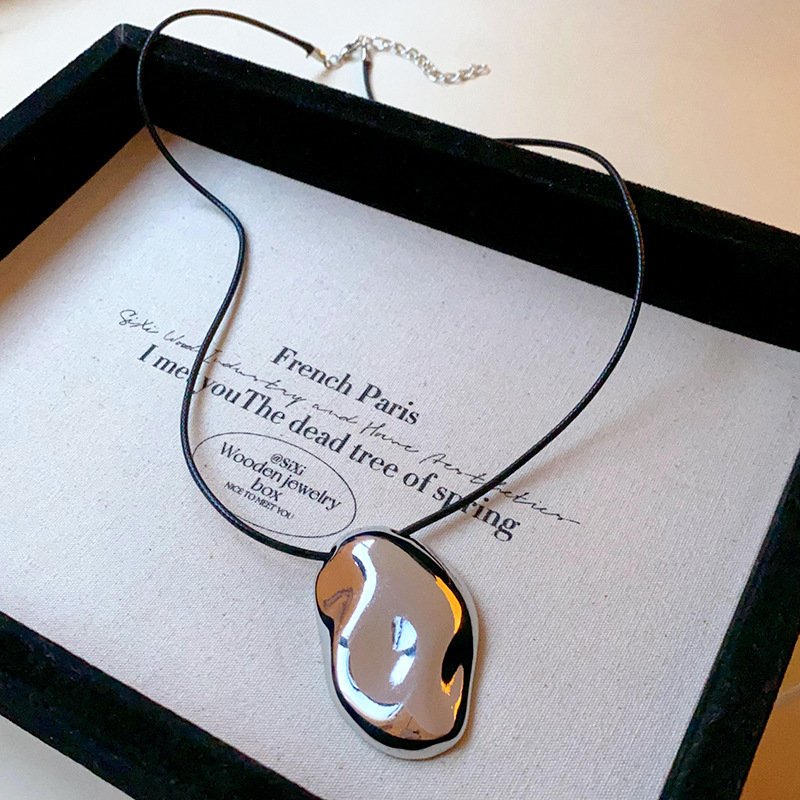 Nuevo producto Pliegues exagerados Amor Collar colgante Mujer Estilo dulce y fresco Cadena de clavícula de todo fósforo Lujo ligero Joyería de alta calidad al por mayor