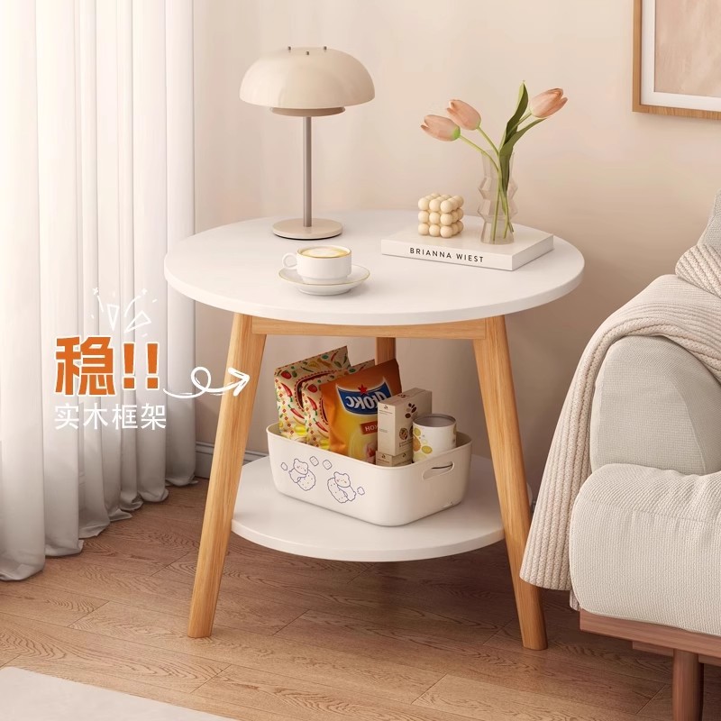 Sofá de la sala de estar pequeña mesa redonda doméstica, estante de cabecera de cama moderno y minimalista, mesa de té creativa con balcón
