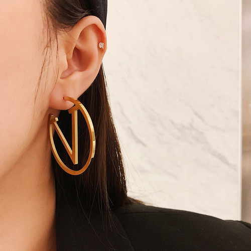European and American style fashion big V letter large earrings, exaggerated personality, high-end circle titanium steel earrings, jewelry trend
