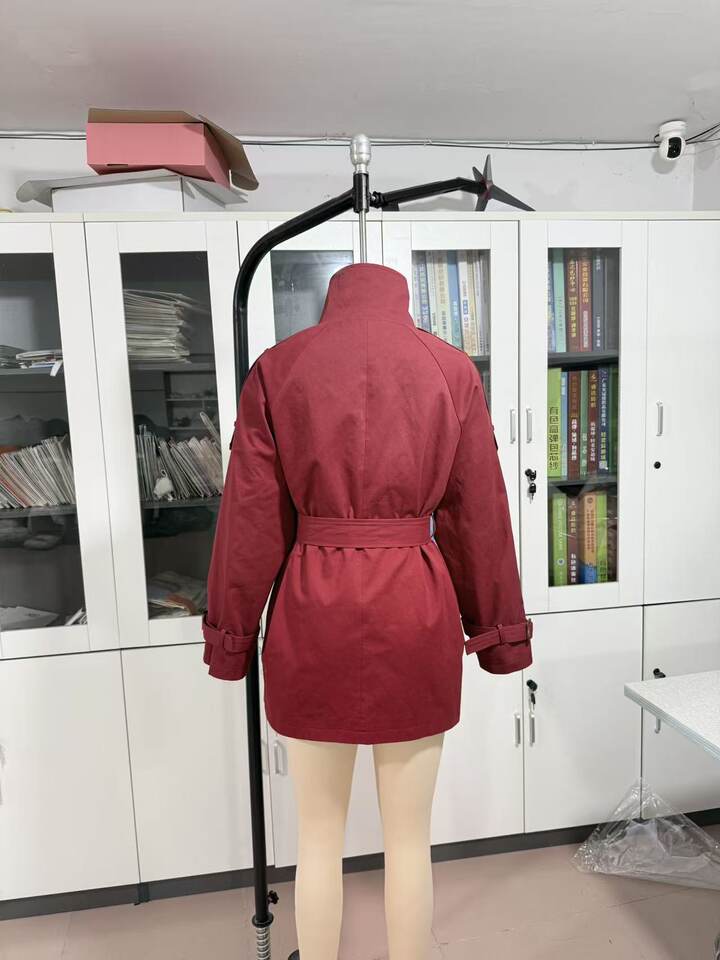 Áo khoác gió nữ dáng rộng cổ đứng hai hàng cúc có thắt lưng phong cách Âu Mỹ — Màu xám nhạt, Màu đỏ rượu chi tiết 5