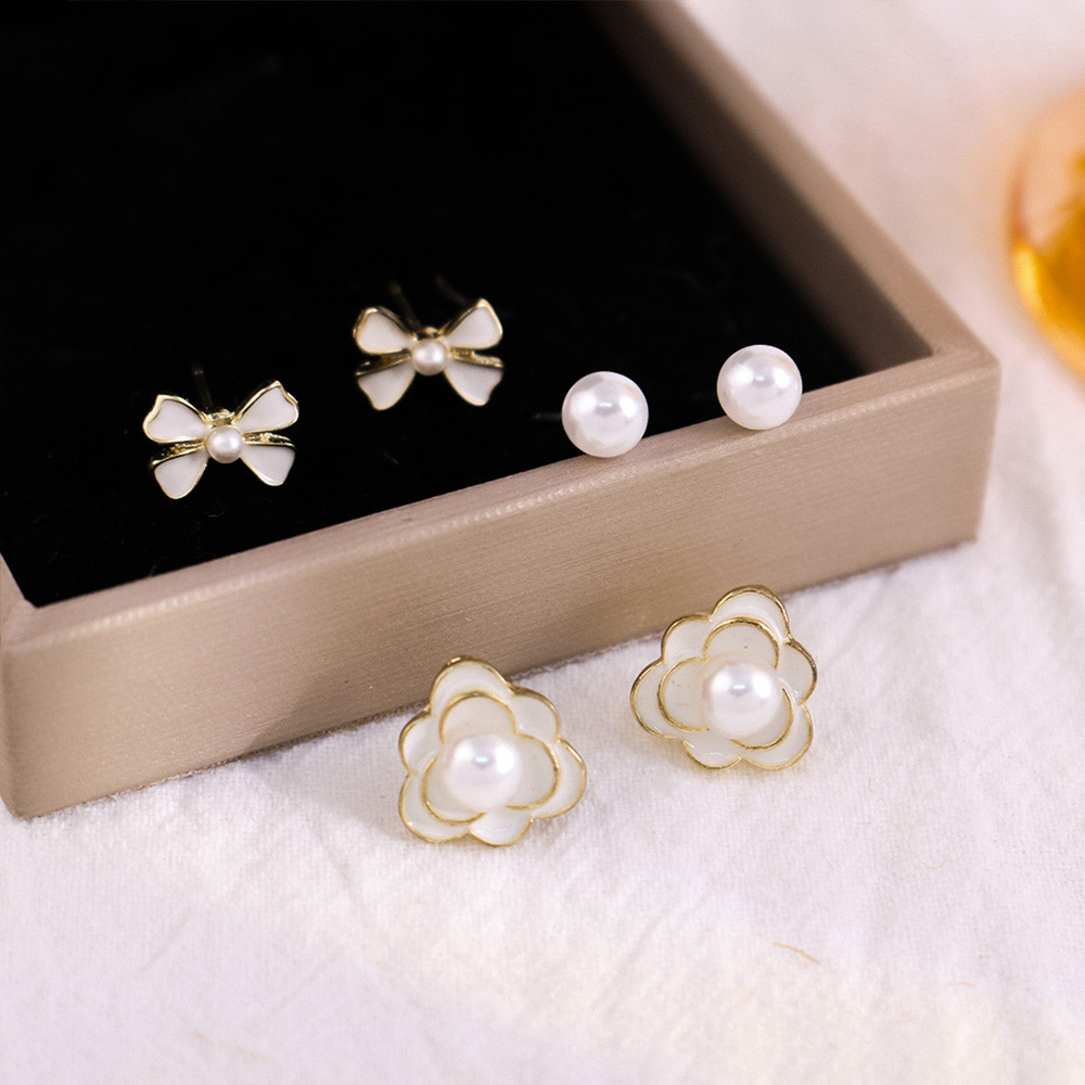 Nuevo traje Pendientes de aguja plateada Pendientes de flores simples de alta calidad Pendientes de temperamento de nicho de lujo ligero al por mayor