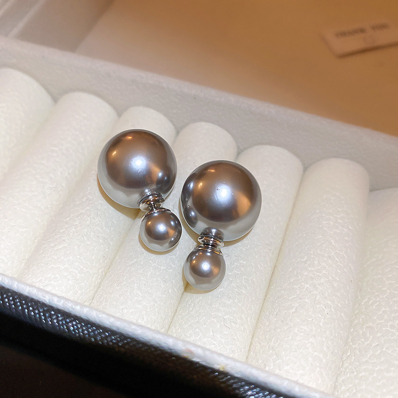 Pendientes de perlas artificiales de mariposa de aguja de plata Pendientes de todo fósforo de nicho retro femenino Pendientes de temperamento de moda Lujo ligero de alta gama