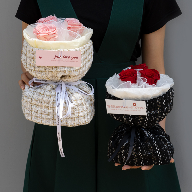 Ramo de rosas eternas de Yunnan en un pequeño estilo Chanel, producto terminado para el Día de San Valentín, adorno de regalo de alta gama, ramo eterno al por mayor.