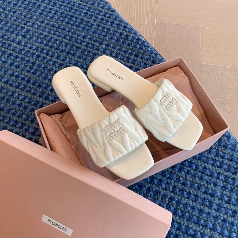 現品秒発! ブドウのお母さんの同じ靴の夏のファッションの滑り止めの角の頭のiuの家のアルファベットの平底はスリッパを履いています。|undefined