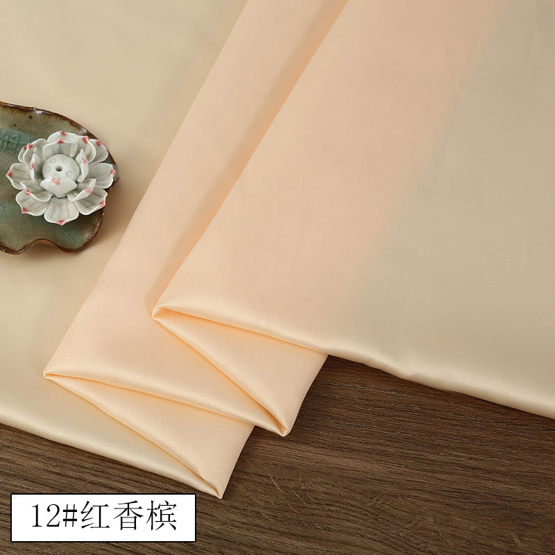 現物は高級なサテン生地のチャイナドレスを提供しています。|undefined