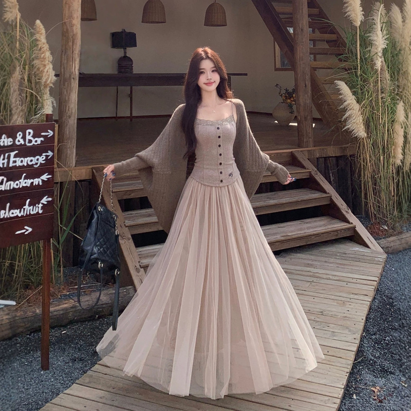 Plus-size women's early autumn casual style three-piece set: knitted cardigan + knitted camisole + mesh flared skirt Plus-size women's early autumn casual style three-piece set: knitted cardigan + knitted camisole + mesh flared skirt