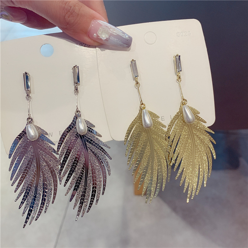 2023 nuevo colgante de moda coreana, pendientes de hoja de metal de todo fósforo de personalidad, pendientes simples de temperamento de celebridad neta de perlas