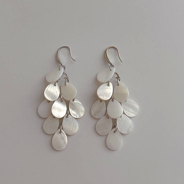 Design trend long earrings drop-shaped with tassels
