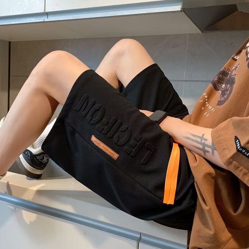 Pantalones cortos de verano transpirables de seda de hielo, pantalones casuales de cinco puntos en relieve con letras de marca de moda para hombres, pantalones deportivos juveniles para hombres