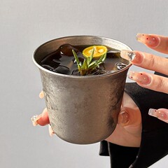 レトロなアメリカのつや消しの食品級のステンレスのコーヒーのコップの冷たい飲み物のコップは厚い幅のコップの工業の風のコップをプラスします。