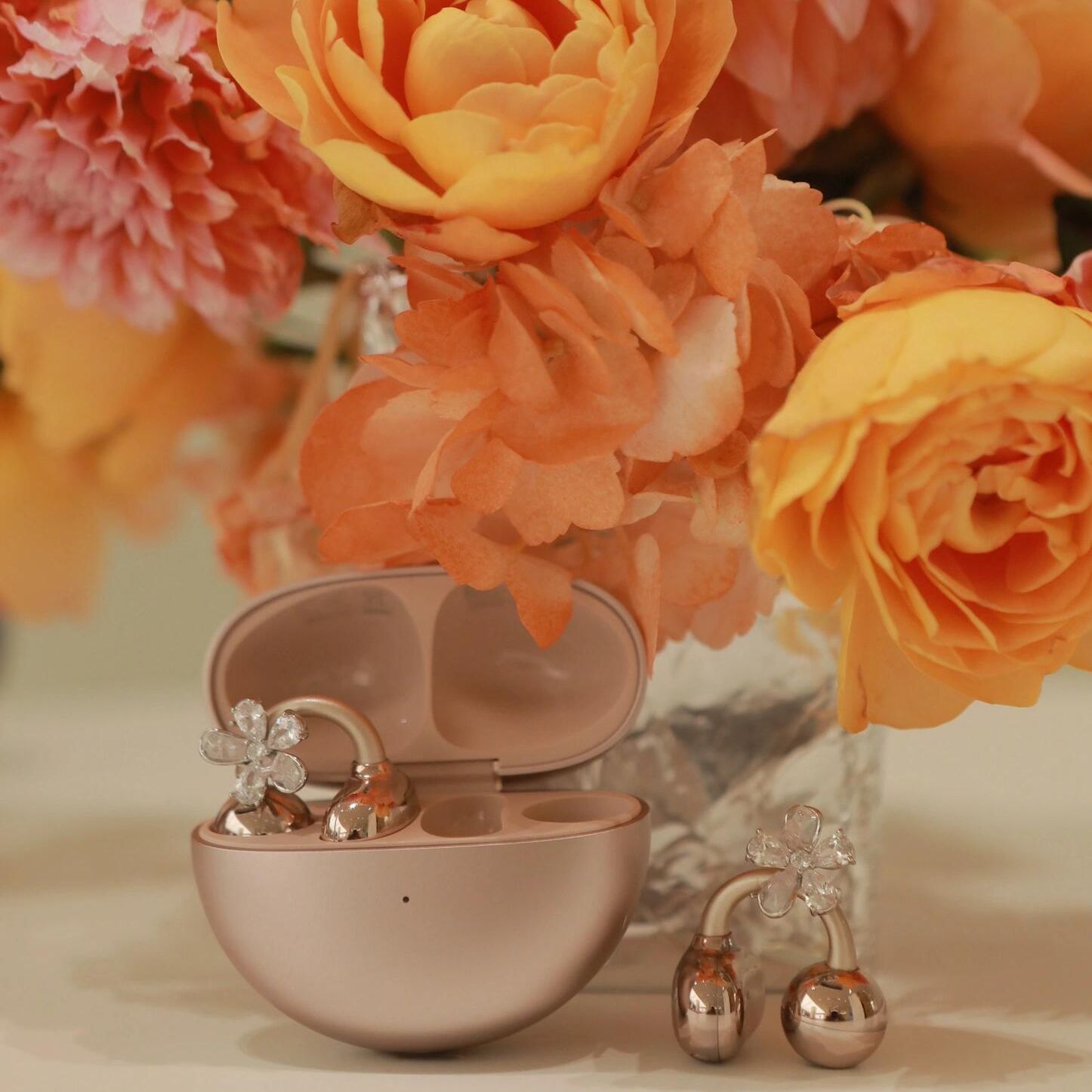 Lleno de pétalos de diamantes, auriculares, hebilla de diamantes, lujo ligero femenino, sentido de alta gama, estilo europeo y americano, diseño de nicho, clip para auriculares, accesorios de bricolaje avanzados