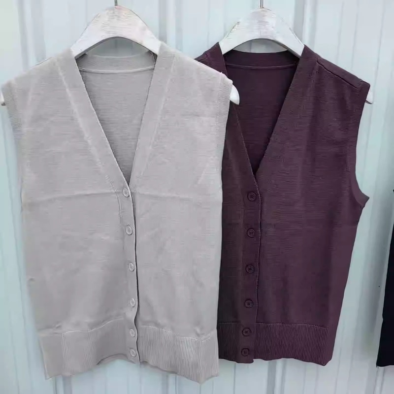 High-Quality Products from Channels We Trust / Designer Collaboration Model / Women's Buttoned Knit Vest 484073 New Spring/Summer Collection High-Quality Products from Channels We Trust / Designer Collaboration Model / Women's Buttoned Knit Vest 484073 New Spring/Summer Collection