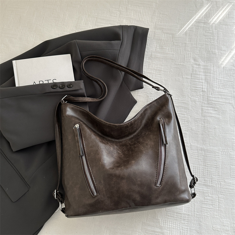 Bolsa de brazo de moda retro para mujeres otoño y invierno 2024 nueva mochila de gran capacidad para viajar, alta sensación de mochila de hombro