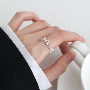 Small design ring, flowered, light luxury style, on index finger