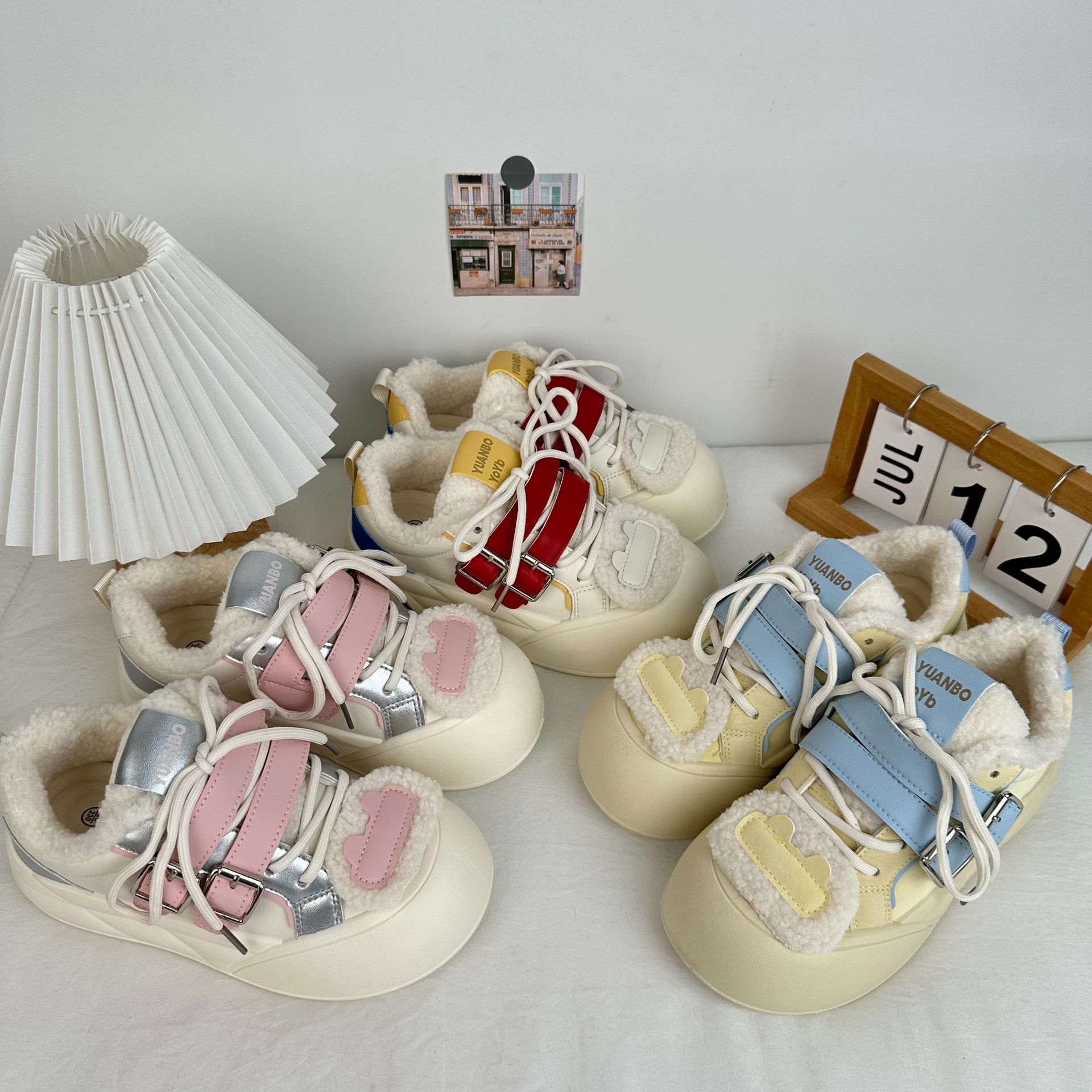 Zapatos de algodón de terciopelo de fondo grueso, zapatos blancos calientes de invierno de baja altura, 2024 versátiles, zapatos de skate casuales de nicho