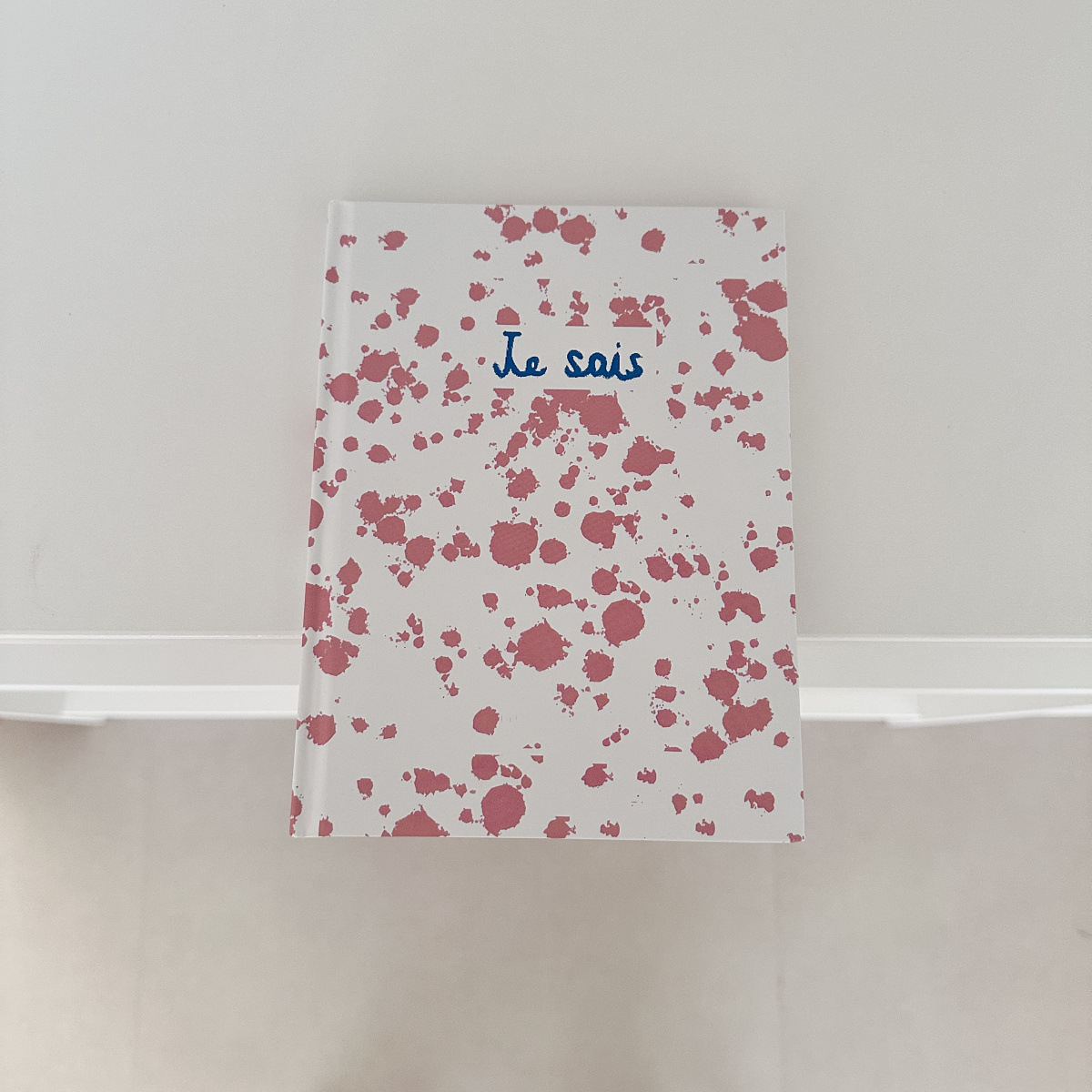 Ins風復古英語は古本の道具ノートを作って写真を撮ってノスタルジックな文芸の手帳のサンプル部屋を撮影します。