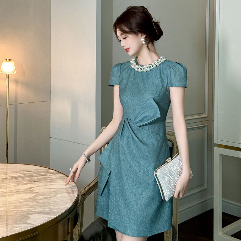 Váy chữ A cổ tròn đính ngọc trai, thiết kế nơ thắt eo, phong cách retro — Màu xanh nước hồ