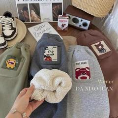 冬の新型ベルベットはカジュアルパンツの子供服を厚くして、男の子と子供の洋風アニメの一体ベルベットの赤ちゃんのズボンを着ています