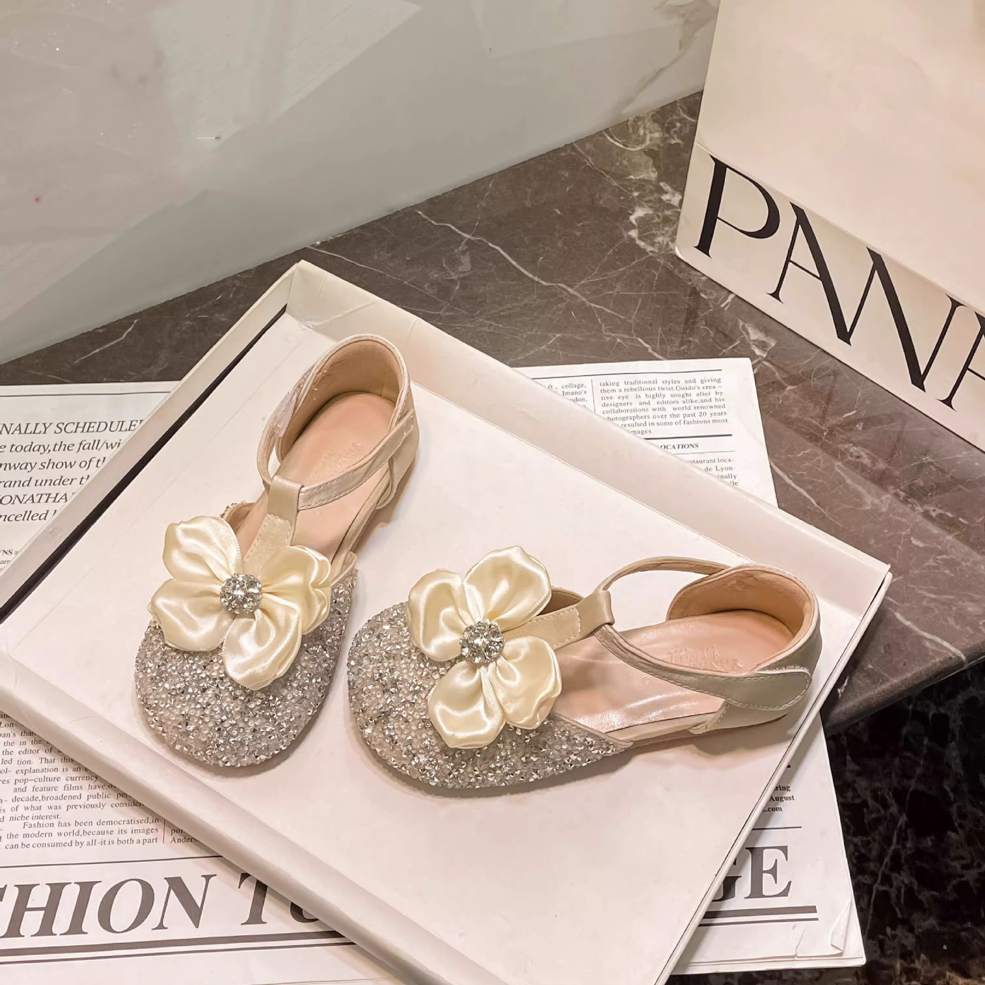 Zapatos de princesa de niñas 2026 zapatos de cristal primavera y otoño nuevos zapatos de diamante de flores zapatos de cuero de niñas de talón plano zapatos de sola suave image 4