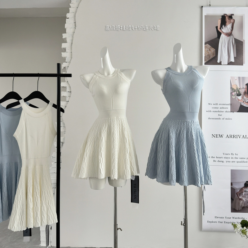 "Xinxing" Pure White Love Halter Neck Knitted Dress for Women, Spring/Summer Elegant and Sophisticated Slim Fit Waist-Cinching Dress