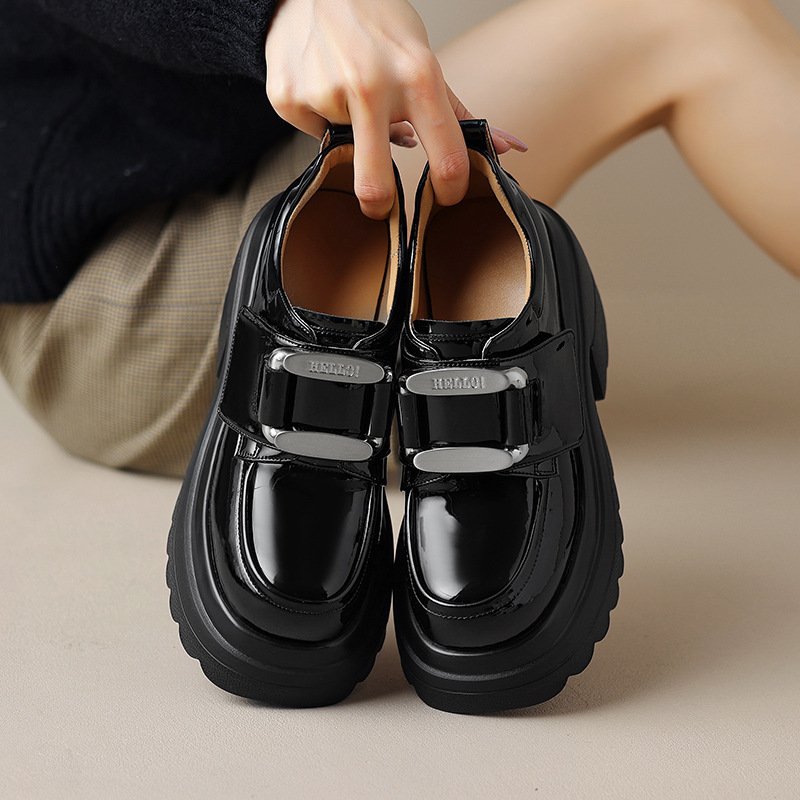 Giày loafer nữ đế xuồng platform phong cách Anh quốc, gót cao 6 cm, mũi tròn, quai ngang dán — Đen bóng, Be bóng