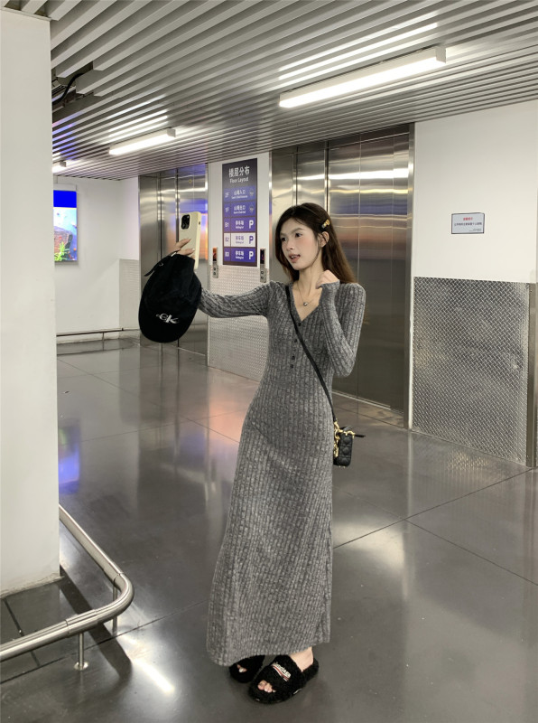 法式灰色针织长袖连衣裙女秋季2025新款收腰A字显瘦简约V领长裙子|undefined