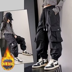 子供の格好いいファッションのクールな多ポケットの服装のズボンの男女の子供の秋冬のベルベットの厚い中で大きい子供のゆったりしているレジャーのズボン