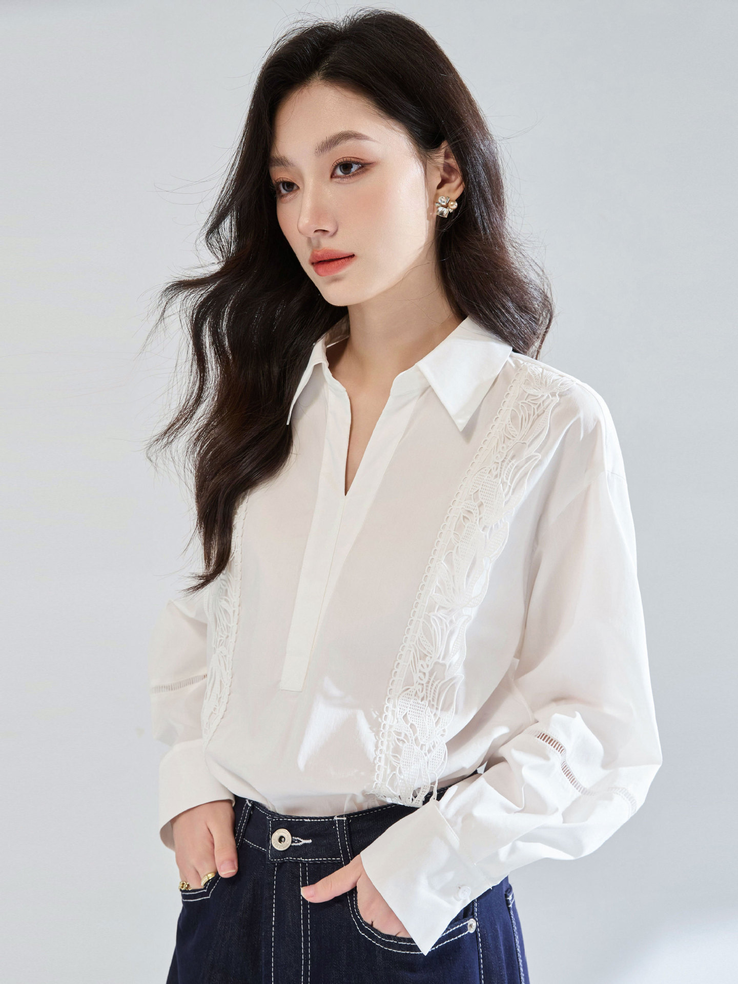 26 primavera francesa encaje agujado empalme temperamento minimalista camisa de cuello en V suelta camisa chic 25555