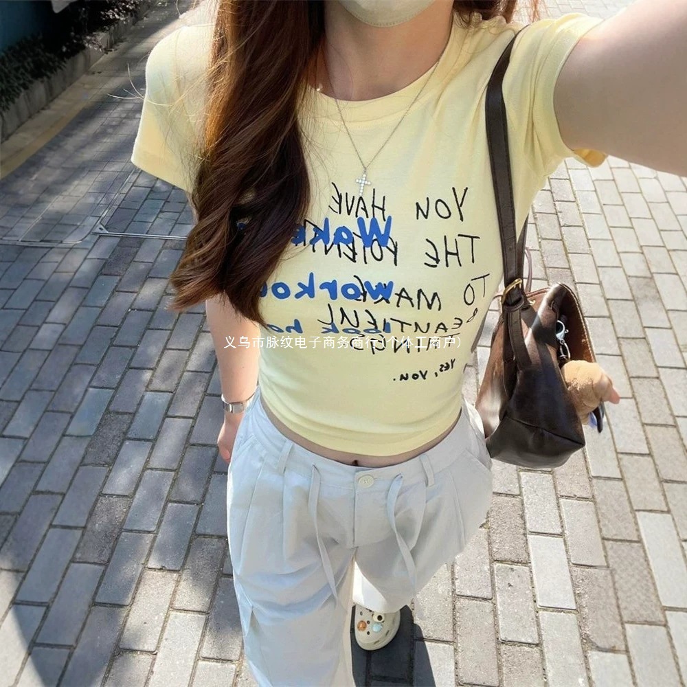 美式复古多巴胺穿搭涂鸦黄色正肩短袖t恤女夏季修身短款辣妹上衣